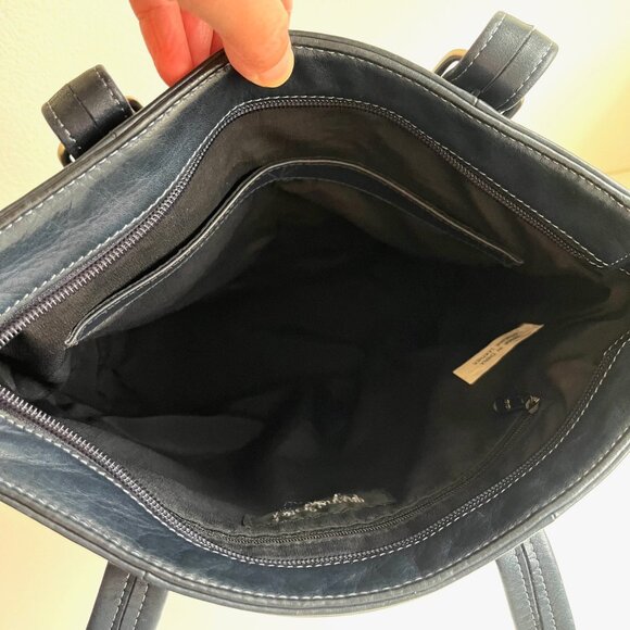 Vintage Tignanello Navy Leather Shoulder Bag - Picture 6 of 7